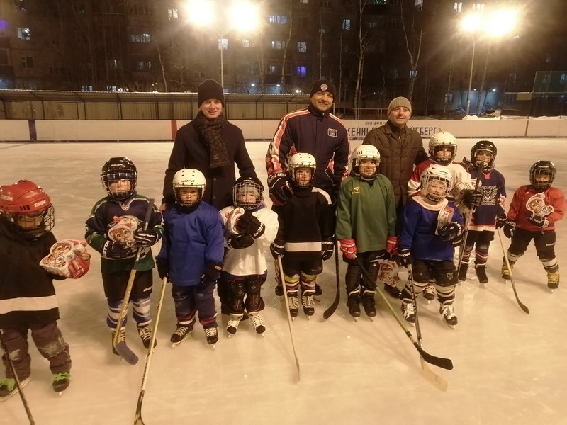 на фотографии младшие воспитанники отделения хоккея с Парфеновым Сергеем Викторовичем, поздравившим юных хоккеистов с наступающим Новым годом