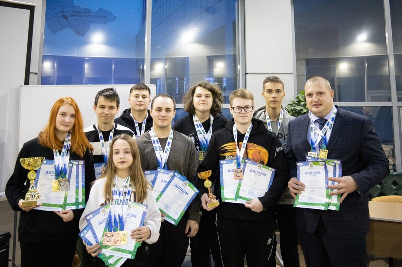 на фотографии победители и призеры лично-командного чемпионата округа по русским шашкам
