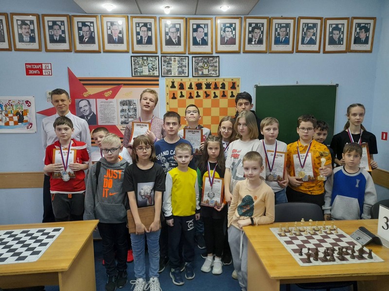 на изображении участники майских шахматных турниров, прошедших в шахматно-шашечном клубе "Белая Ладья"