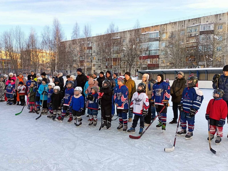 на фотографии участники мероприятия «Папа, мама, я — хоккейная семья» на хоккейном корте «Айсберг»