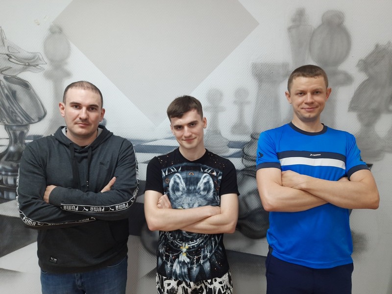 на фотографии Усманов Ильнур, Лилов Александр и Думаков Павел, победители интернет турнира.