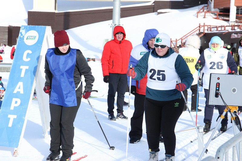 на изображении участники соревнований на старте лыжной трассы.